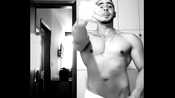 Alex Stella Dançando De Toalha