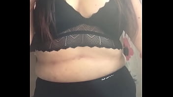 Joven Latina Desvistiéndose En La Ducha