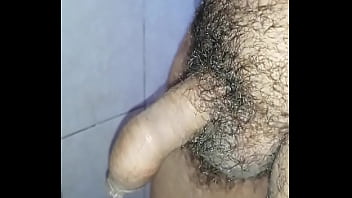 Orinanado Antes De La Ducha