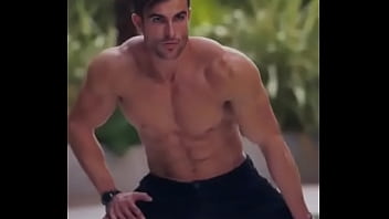 Ước gì được sờ vào th_n thể anh ấy nhỉ?