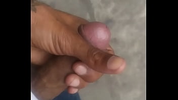 Hetero Me Muestra La Verga En El Estacionamiento