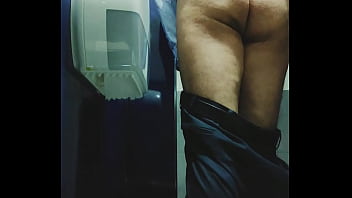 Sigo Enseñando Culo En Los Baños, Casi Lo Logro...