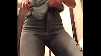 Chica Hermosa Bailando Y Desnudandose