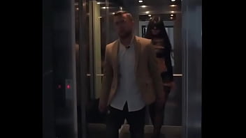 Corno Levando Esposa Cachorrinha Para Passear