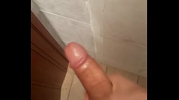 Batendo Uma Punheta Antes Do Banho.