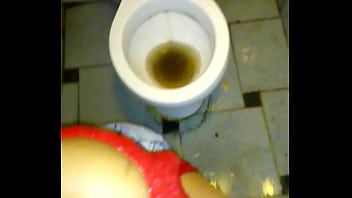 El Marido Se Va A Comprar Cerveza Mientras Ella Me Da Una Buena Y Corta Chupada De Verga En El Baño