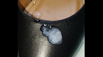 Gozando No Scarpin Da Prima Enquanto Ela Toma Banho!!!