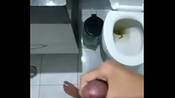 Negro Gostoso Peludo Goza Muito Mais Muito Gostoso Na Privada Em Quanto Seu Pai Nao Chega Em Casa Bate Sua Punheta A Jato E Acaba Gozando Muito Gostoso