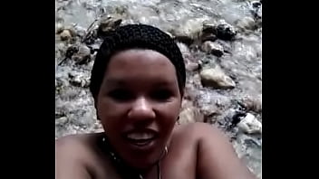 Dominicana Bañandose En El Rio.