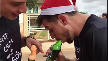 Treinando Boquete Na Garrafa De Heineken Com Amigo