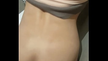 Gặp được em đẹp trai m_ng căng tròn bú cực sướng. Chịu kh_ng nỗi n_n đè ẻm địt lu_n trong wc