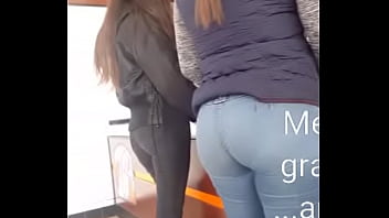 Mi Novia Me Pide Que La Grabe Mientras La Atienden En Pizzeria Y Se Acerca Mas Para Que Vea Mas Bien Sus Hermosas Nalgotas.