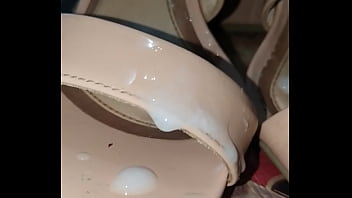 Mais Uma Gozada Na Sandália Ramarim Da Namorada!!!