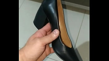 Peguei O Scarpin Da Prima Mais Uma Vez E Enchi De Leite!!! Muito Tesão!!!