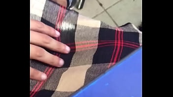 Colegiala Es Tocada Por