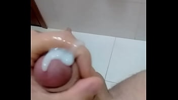 Novinho Dando Leite Quentinho Na Punheta