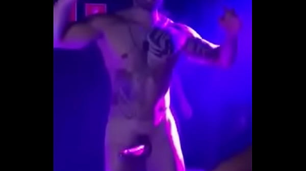 Gogo Boy De Pau Duro