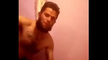 El Repartidor De Agua Se Ducha