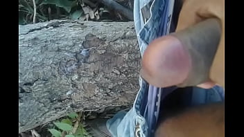 Negão Na Roça Batendo Punheta E Gozando Muito .