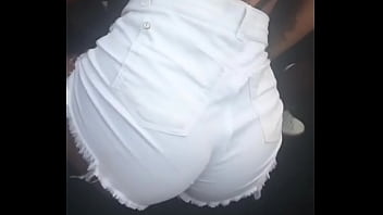 Morena Maryana Rebolando De Shortinho Branco