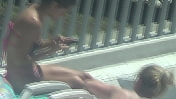 Espiando A Rubia En La Piscina