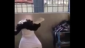 Joven Masturbandose Riesgosamente En Aula De Clases (termina Caliente)