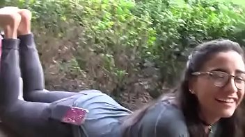 Chica Hermosa En Sandalias Muestra Sus Pies