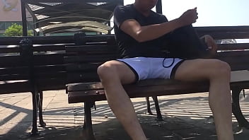 Chacal Me Ofrece Su Bulto En Shorts