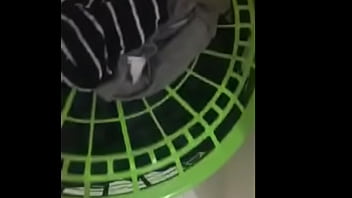 Batendo Uma Com As Calcinhas Usadas Da Cunhada.