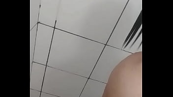 Mostrando A Bundinha No Banho