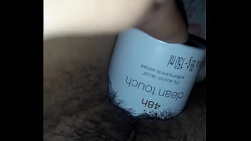 Brincando Com Desodorante - enfiando, desodorante - Video 3093197