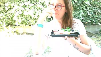 Mangio Come Un Maiale Del Buon Giapponese In Giardino Vuoi Spiarmi?