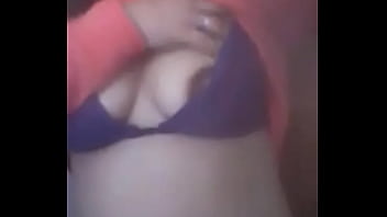 Jovencita Enseñando Pechos