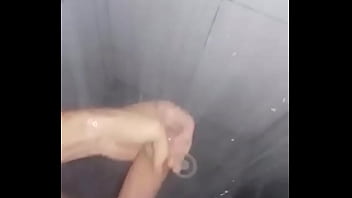 Loiro Punhetando No Banho