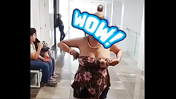 Laurita Flashing En La Calle On The Street No Bra Milf