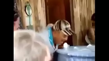 Hombre Cachondo Le Grita Miau A Un Huevo Suculento