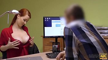 Loan4k. La Rousse Isabella Lui Avec D_énormes Sirènes A Des Relations Sexuelles Contre De L_argent Avec Un Agent De Pr_t