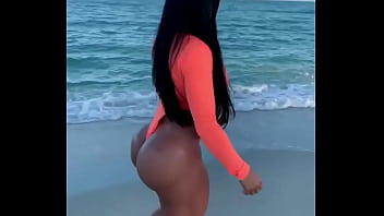 Gostosa Bunda Grande Andando Na Praia