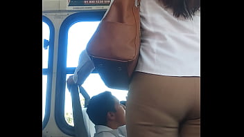 Culo De Señora Riquísimo En Camión.