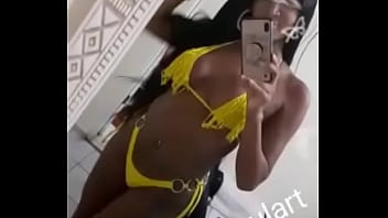 Amanda Goulart Gostosa De Amarelo