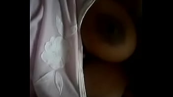 Grazii Mostrando Os Peitos Grandes