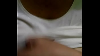 Ch2 Su Blusa Blanca Del Tono De Sus Pechos