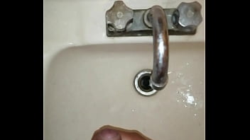 Me Vengo En Mi Baño, Alguien Que Me La Chupe?