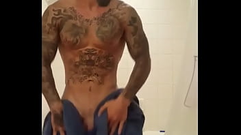 Hetero Tatuado Se La Jala Para Su Novia