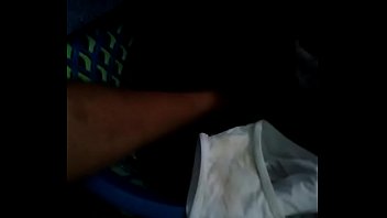 Chaqueta Con Los Calzones De Mi Tía (hurgando En La Ropa Sucia)