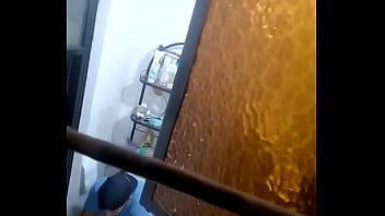 Joven Se Puñetea En El Baño Del Trabajo