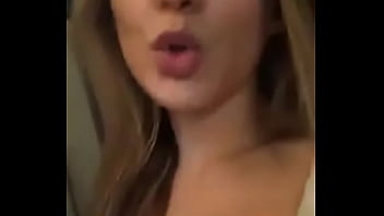 Loira Cachorra Mostrando A Buceta