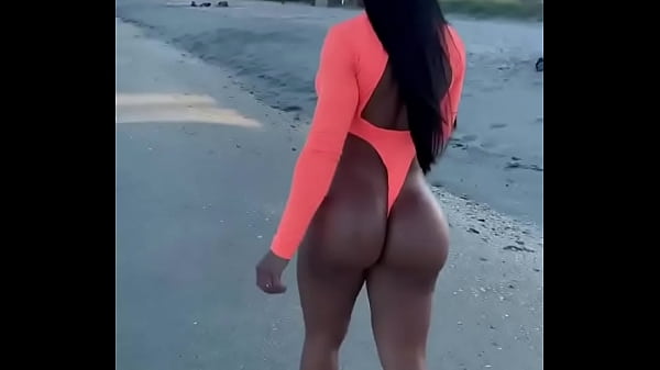 Mírala Caminando En La Playa