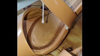 Gozada Na Ramarim Da Namorada Fodendo A Sandália Vizzano Da Amiga!