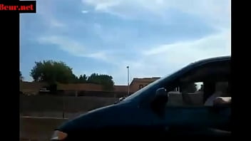 Il La Baise En Conduisant Sur Autoroute